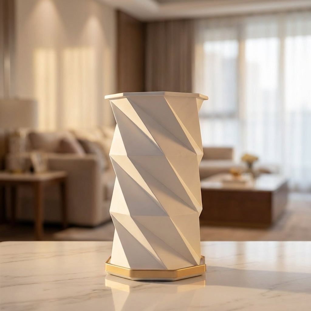 Compact, sculptural table lamp – Auravelle