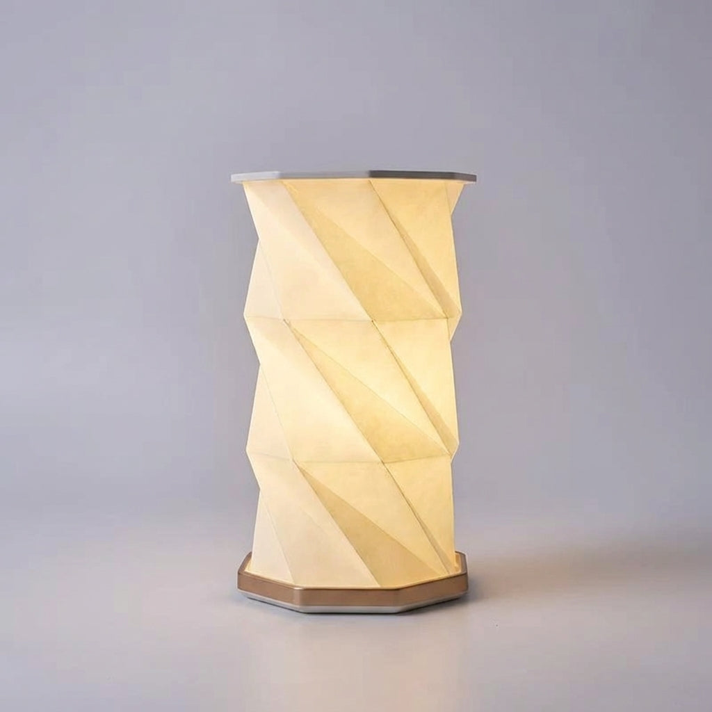 Compact, sculptural table lamp – Auravelle