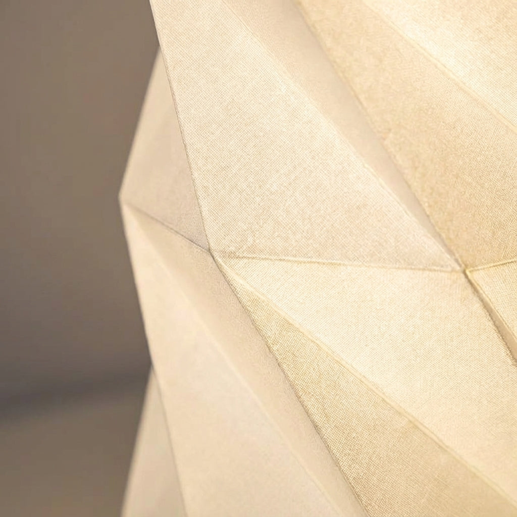 Compact, sculptural table lamp – Auravelle