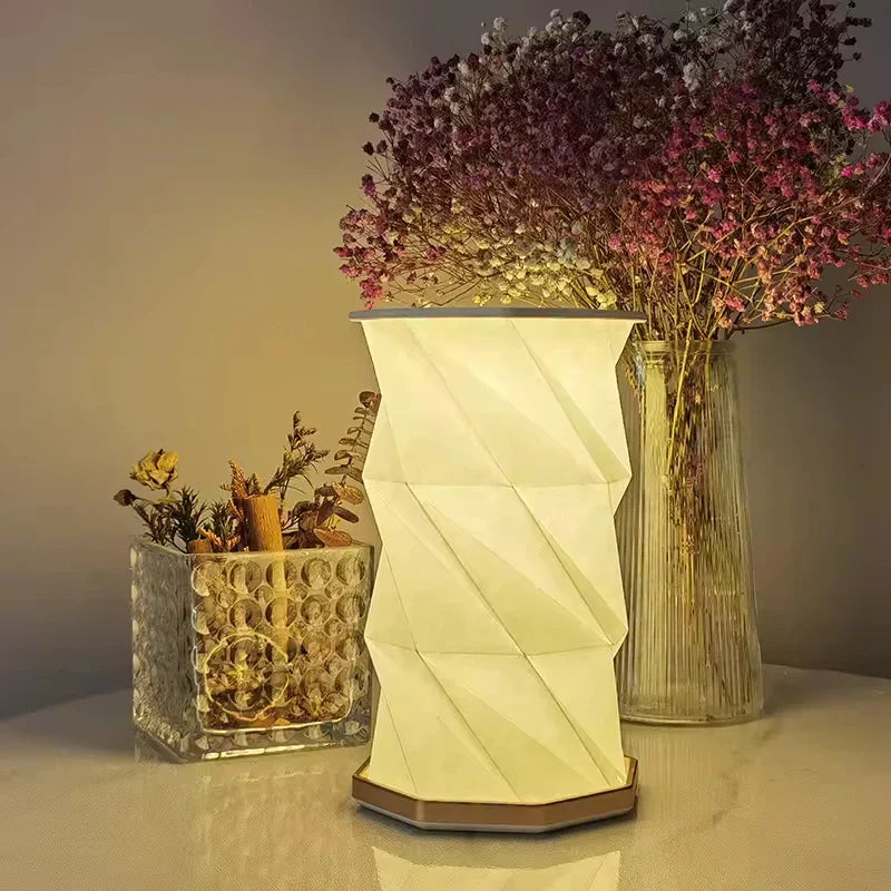 Compact, sculptural table lamp – Auravelle