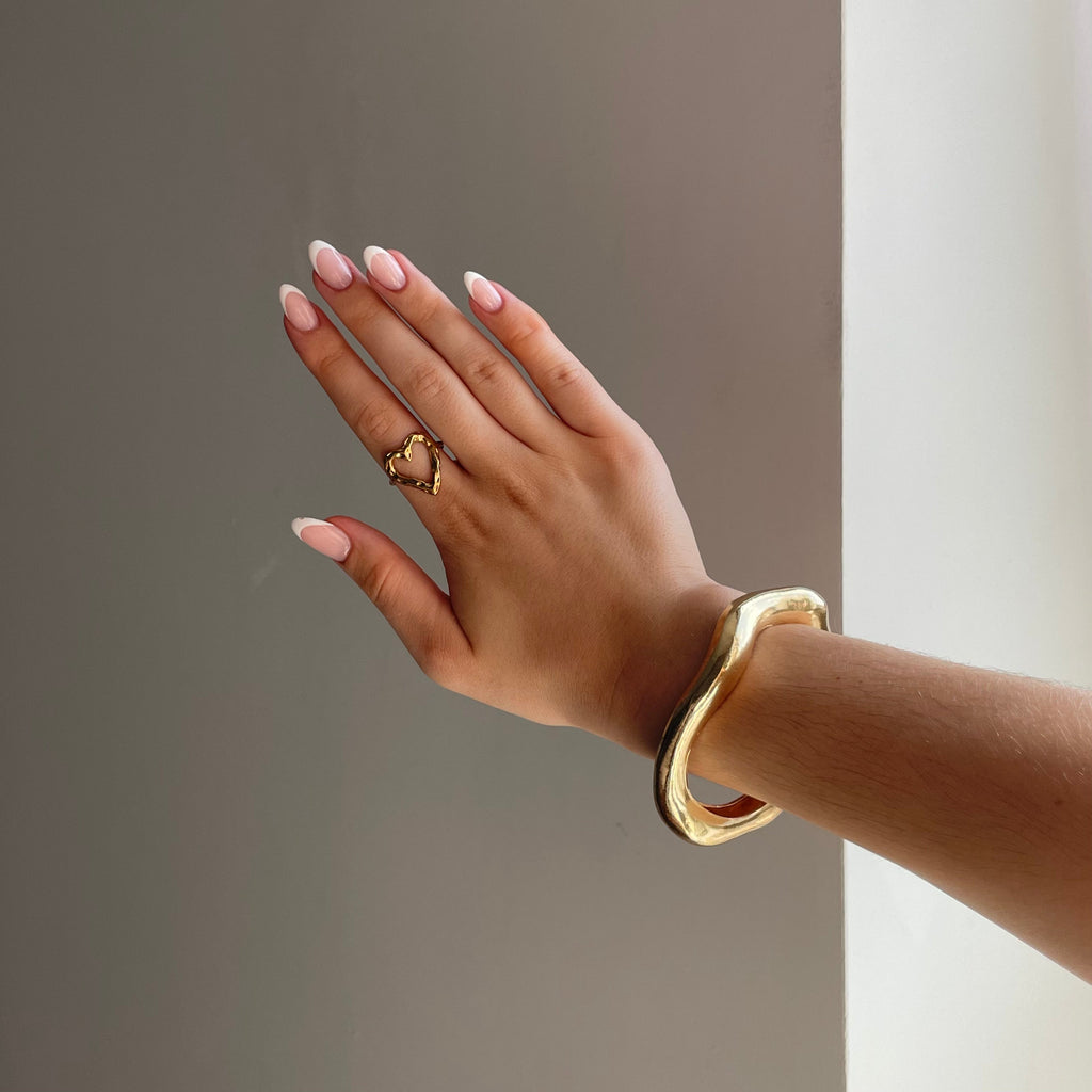 Elegant Open Gold Bracelet – Stylish Accent for Your Look