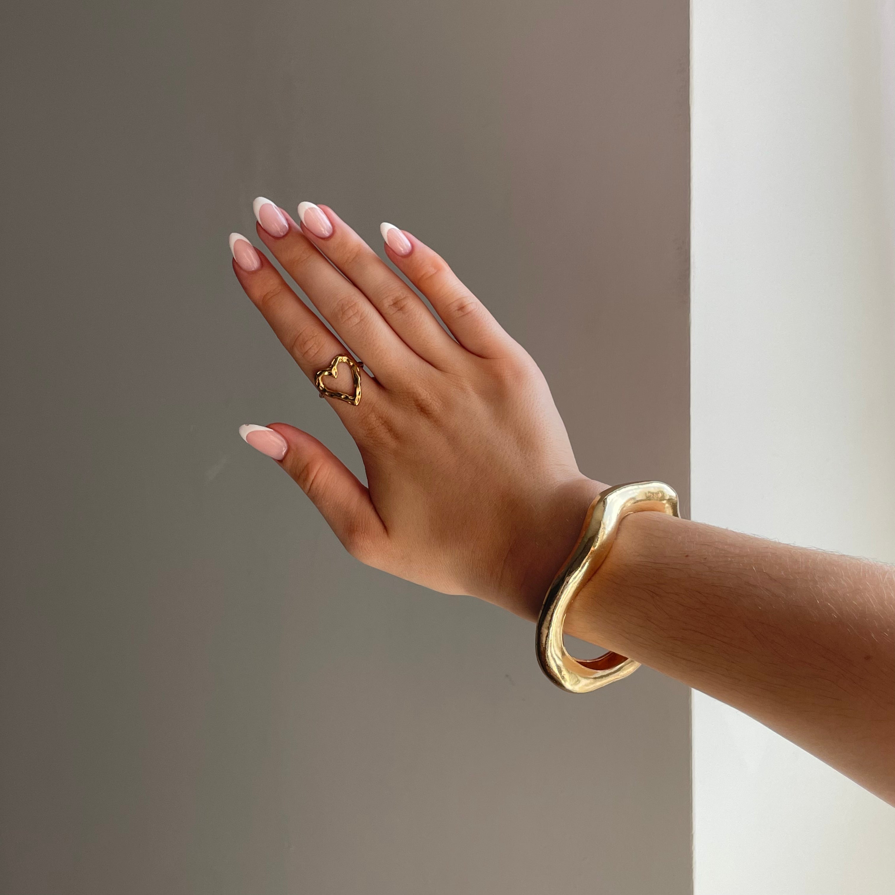 Elegant Open Gold Bracelet – Stylish Accent for Your Look