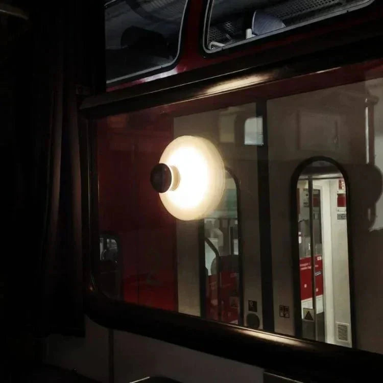 Wall-mounted suction lamp – Suctioneon