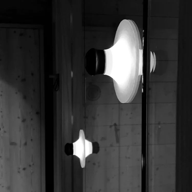 Wall-mounted suction lamp – Suctioneon