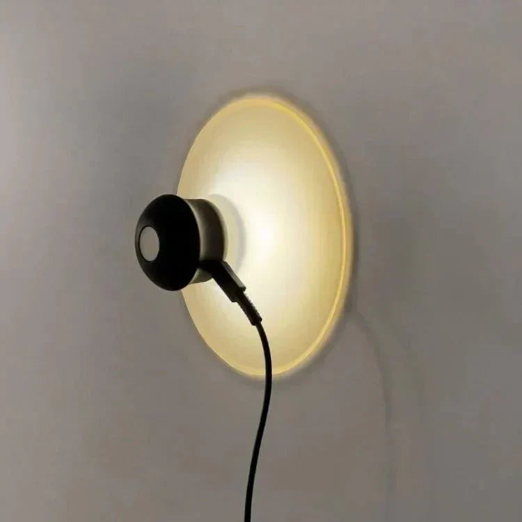 Wall-mounted suction lamp – Suctioneon